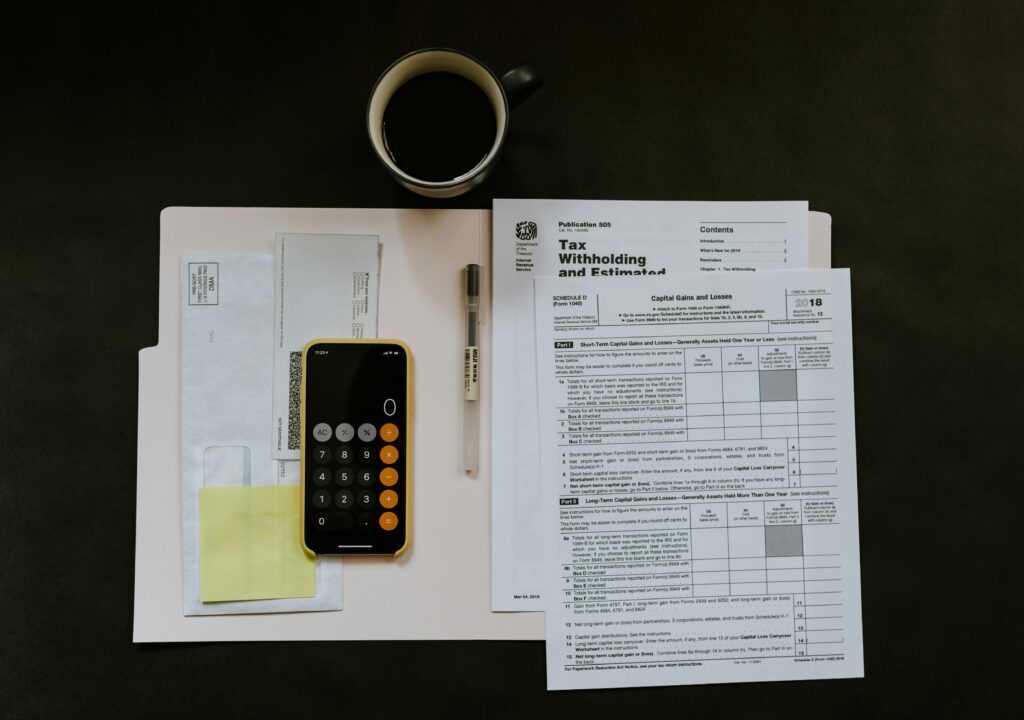 Advogado analisando documentos para fiscalização tributária em Campinas.